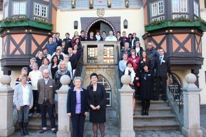 Lewida-Mitarbeiter gemeinsam zum Gruppenfoto vorm Wernigeröder Rathaus